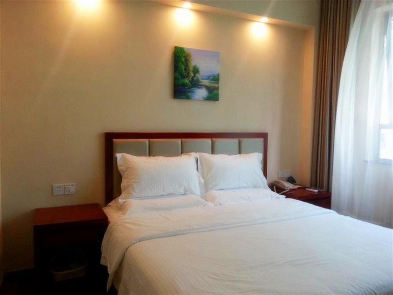 Hotel Greentree Songjiang Dongjing Tongle Road Happy Valley
