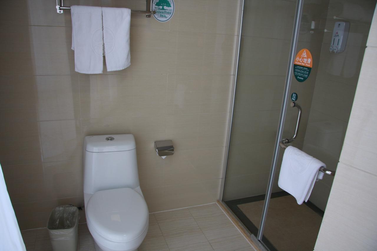 Hotel Greentree Songjiang Dongjing Tongle Road Happy Valley 2*